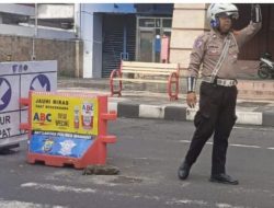 Sat Lantas Polresta Manado Awasi Uji Coba Kanalisasi Jalur Biru di Jalan Sam Ratulangi.