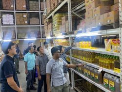 Polresta Manado dan Disperindag Lakukan Pengawasan Stok Minyak Goreng dan Harga Sembako di Pasar Pinasungkulan.
