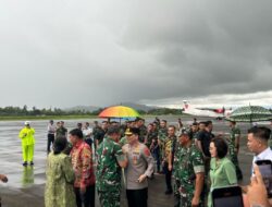 Kapolresta Manado Pimpin Personel Polresta Manado Lakukan Pengamanan Kedatangan KSAD Jenderal TNI Maruli Simanjuntak di Bandara Sam Ratulangi.