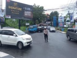 Satlantas Polresta Manado Lakukan Pengaturan Lalu Lintas di Jalan Raya untuk Kelancaran Arus Kendaraan.