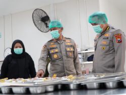 Polda Jatim Dukung Asta Cita Salurkan Ribuan Porsi Makanan Bergizi Gratis Untuk Pelajar.