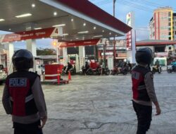Personel Samapta Polresta Manado Laksanakan Pemantauan Penyaluran BBM Bersubsidi di SPBU.