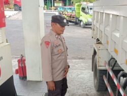 Polsek Malalayang Pantau dan Atur Arus Lalu Lintas Penyaluran BBM di SPBU.