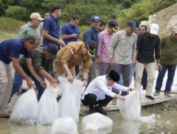 Kabag Humas PT PLTA KMH Dampingi Gubernur Alharis Tabur Bibit Ikan diBendungan Air PLTA
